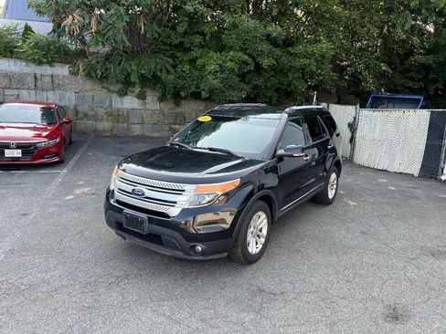 Used 2014 Ford Explorer XLT w/ Equipment Group 202A AWD/4WD image 3