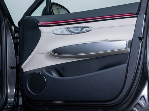 Used 2026 Genesis GV70 2.5T Select image 12