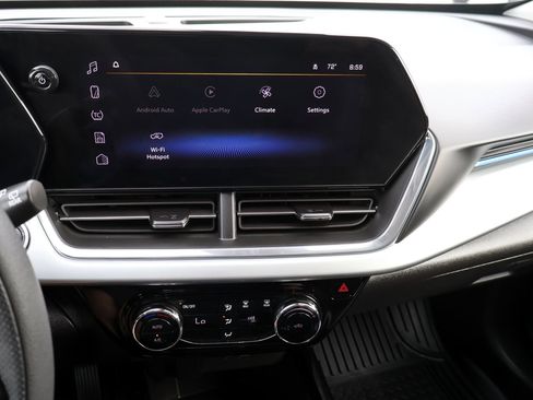 Used 2025 Chevrolet Trax LT FWD image 17