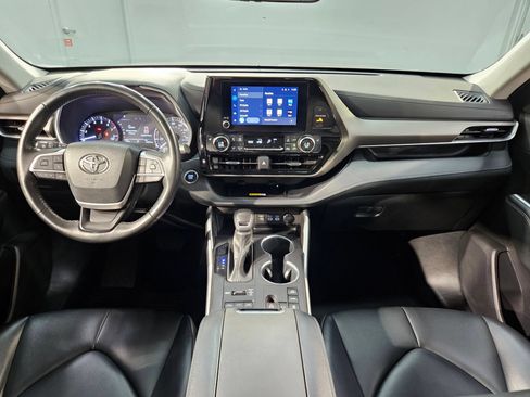 Used 2023 Toyota Highlander XLE AWD/4WD image 10