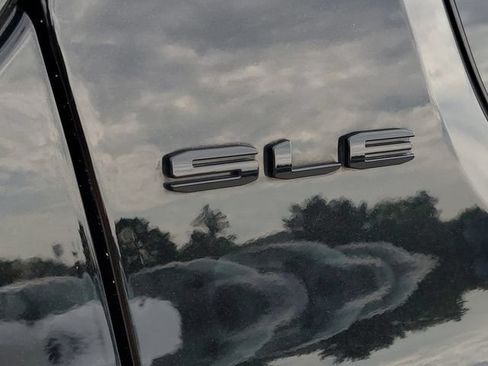 Used 2021 GMC Acadia SLE w/ Driver Convenience Package FWD image 7