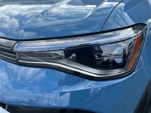 Used 2025 Volkswagen Taos SE image 9