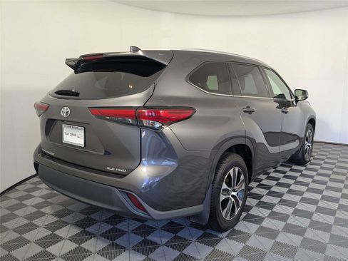 Used 2022 Toyota Highlander XLE AWD/4WD image 5