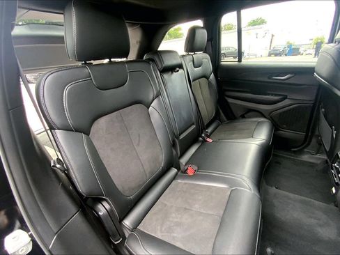 Certified 2025 Jeep Grand Cherokee Altitude AWD/4WD image 17