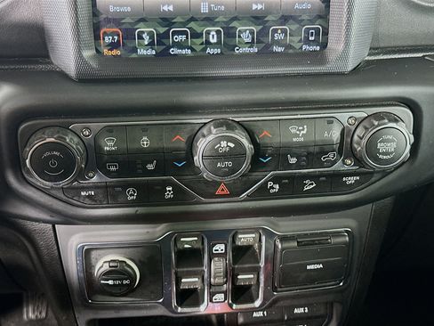 Used 2019 Jeep Wrangler Unlimited Sahara AWD/4WD image 22