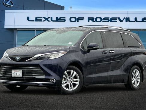 Used 2022 Toyota Sienna Limited image 1