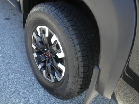 Used 2022 Nissan Frontier PRO-4X image 11