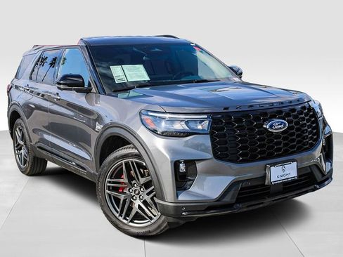 Used 2025 Ford Explorer ST-Line w/ ST-Line Street Pack AWD/4WD image 2