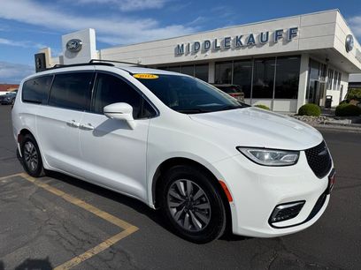 Used 2022 Chrysler Pacifica Touring-L w/ Uconnect Theater Family Group