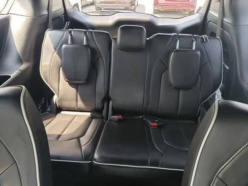 Used 2024 Chrysler Pacifica Limited w/ S Appearance Package FWD image 15