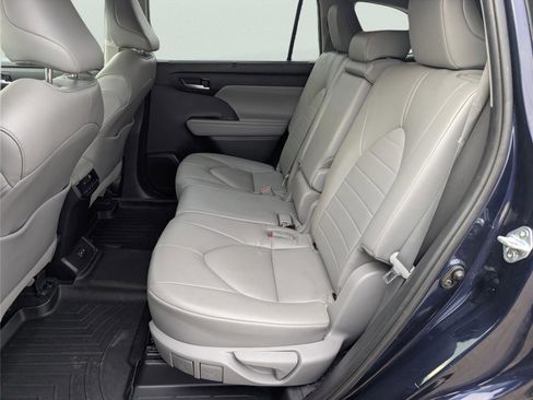 Used 2022 Toyota Highlander XLE image 31