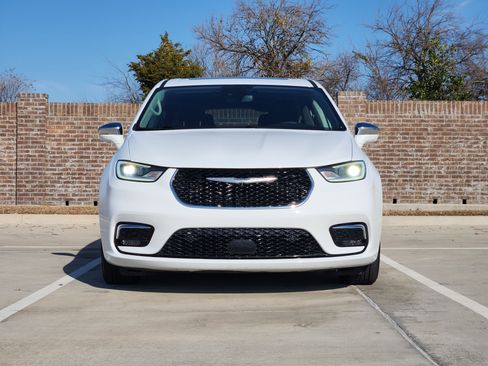 Used 2022 Chrysler Pacifica Limited image 2