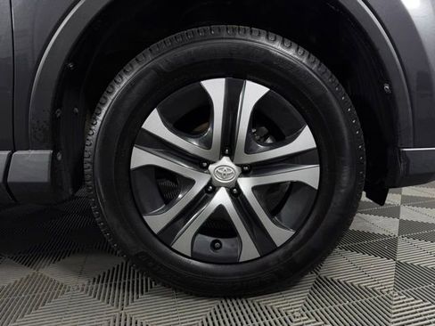 Used 2018 Toyota RAV4 LE FWD image 10
