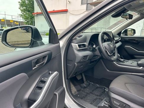 Certified 2025 Toyota Highlander LE FWD image 9