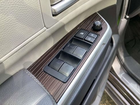 Used 2023 Toyota Sienna XLE image 11