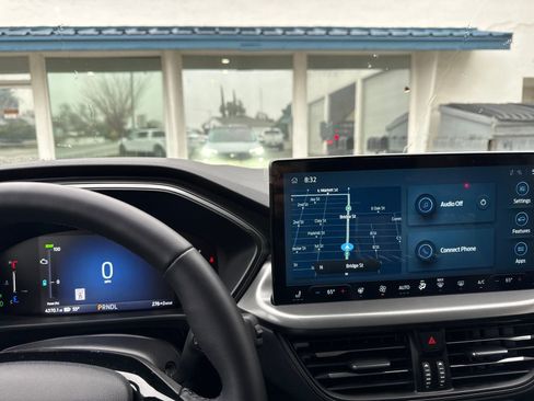 Used 2025 Ford Escape SE image 17