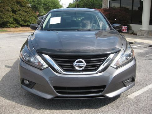 Used 2017 Nissan Altima 2.5 SR w/ Midnight Edition Package FWD image 2