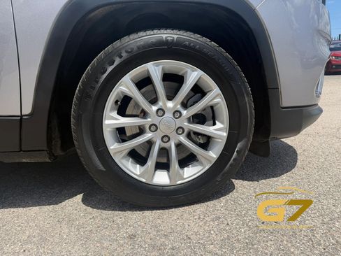 Used 2019 Jeep Cherokee Latitude w/ Popular Appearance Group FWD image 5