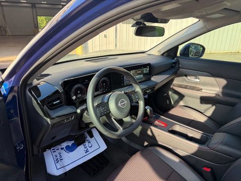 Used 2025 Nissan Kicks SR FWD image 9