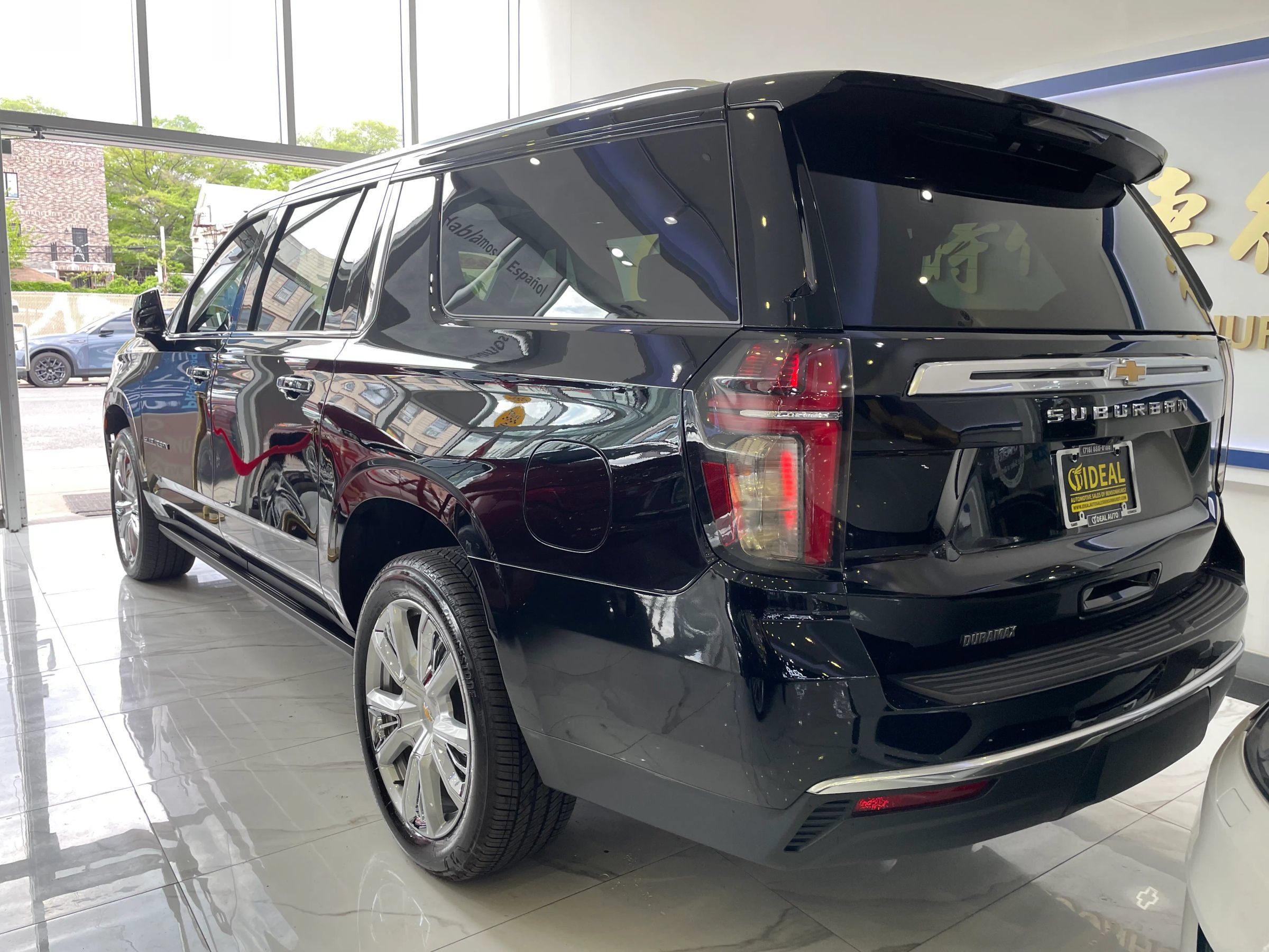 Used 2022 Chevrolet Suburban High Country w/ Premium Package AWD/4WD image 5