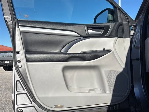 Used 2017 Toyota Highlander XLE image 19