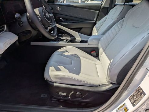 Used 2025 Hyundai Elantra Limited image 11