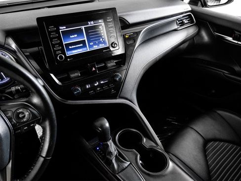 Used 2021 Toyota Camry SE image 19
