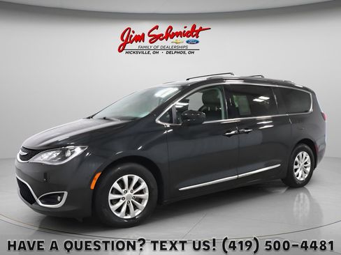 Used 2018 Chrysler Pacifica Touring-L FWD image 1