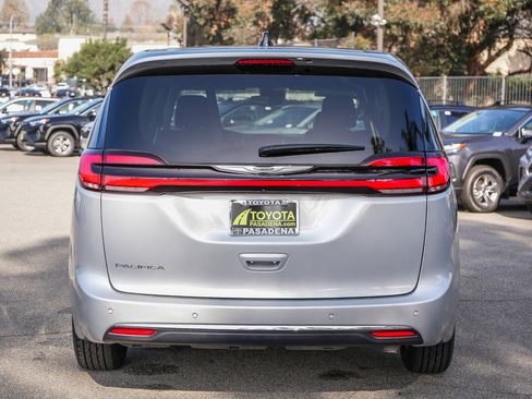 Used 2024 Chrysler Pacifica Touring-L image 7