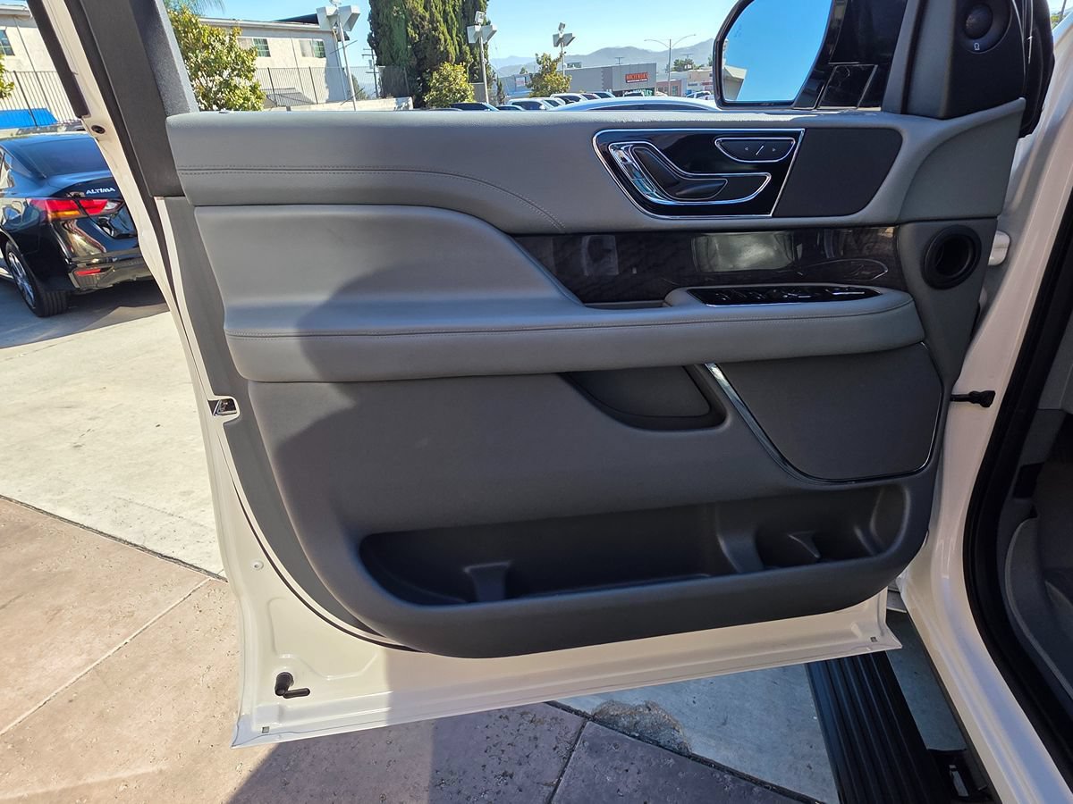 Used 2018 Lincoln Navigator L Select w/ Technology Package RWD image 31