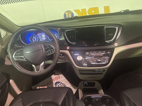 Used 2024 Chrysler Pacifica Touring-L image 25