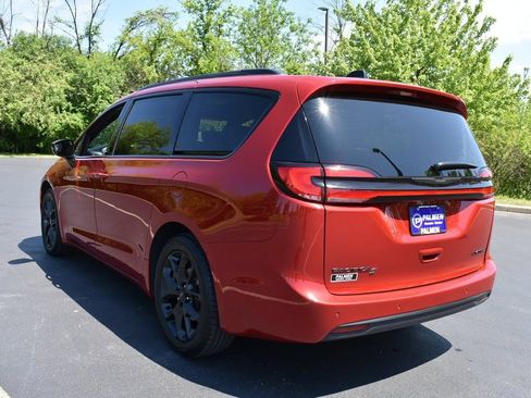Certified 2025 Chrysler Pacifica Limited FWD image 6