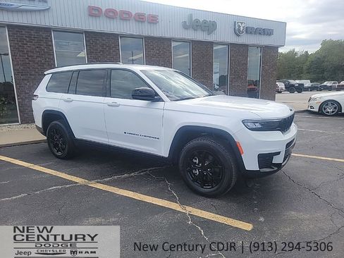 Used 2024 Jeep Grand Cherokee L Laredo image 3