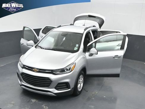 Used 2018 Chevrolet Trax LT w/ LT Convenience Package FWD image 26