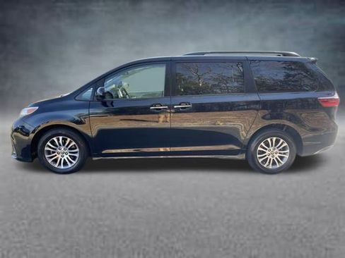 Used 2020 Toyota Sienna XLE image 2