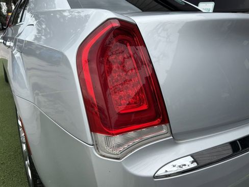 Used 2020 Chrysler 300 Limited image 11