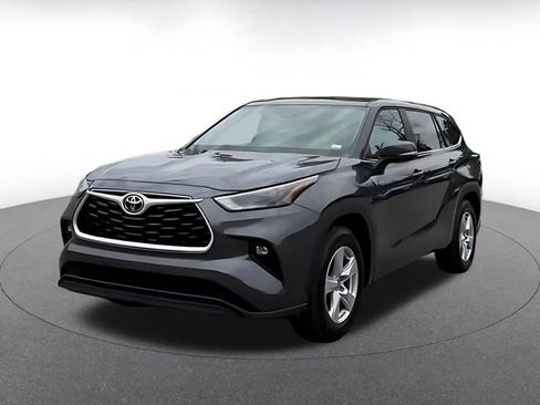 Used 2025 Toyota Highlander LE FWD image 4