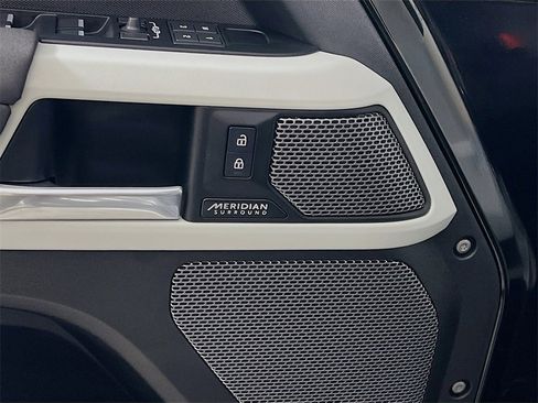 Used 2023 Land Rover Defender 110 X-Dynamic SE image 19