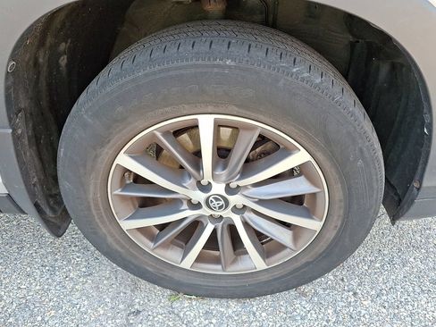 Used 2019 Toyota Highlander XLE AWD/4WD image 3