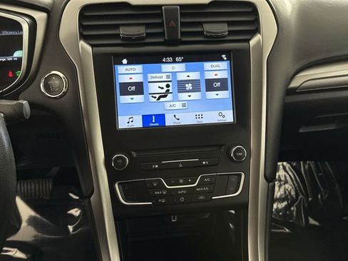 Used 2017 Ford Fusion SE image 8