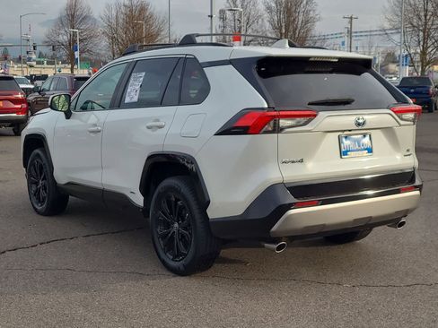 Used 2022 Toyota RAV4 SE image 12