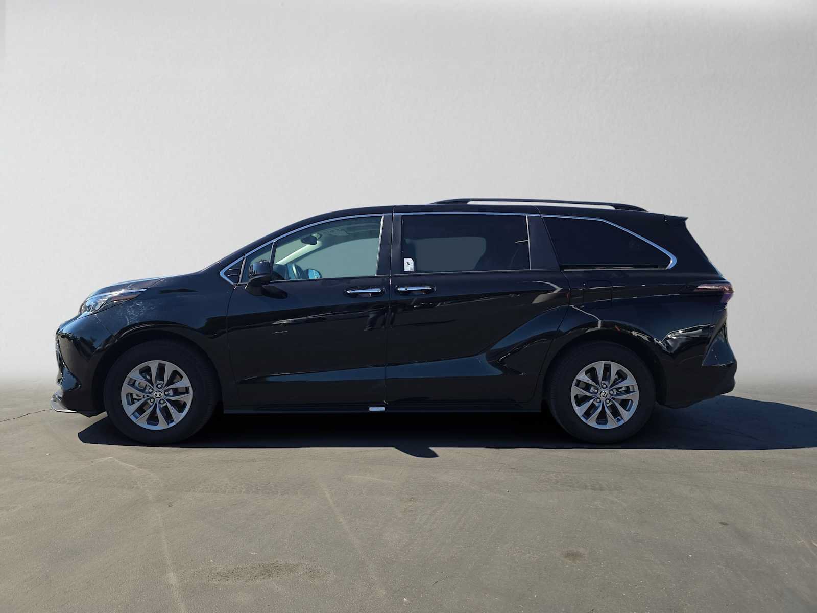 Certified 2026 Toyota Sienna XLE FWD image 6