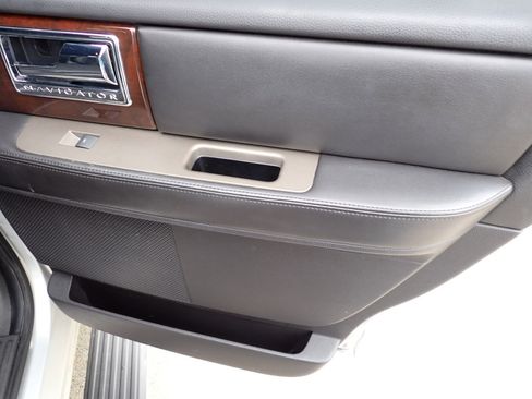 Used 2011 Lincoln Navigator 4WD image 20