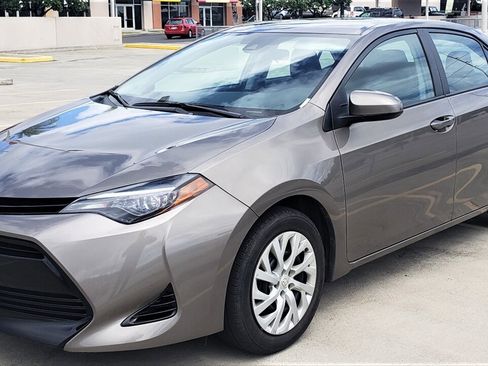 Used 2018 Toyota Corolla LE image 1
