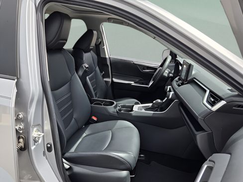 Used 2019 Toyota RAV4 XLE Premium FWD image 14