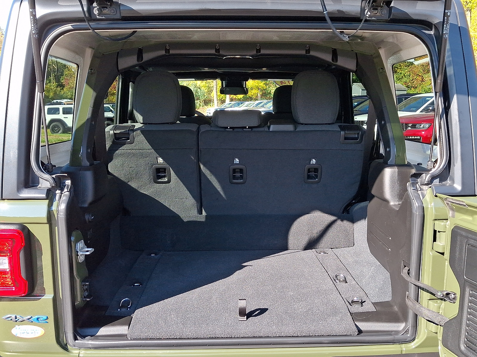 Used 2024 Jeep Wrangler Unlimited w/ Convenience Group AWD/4WD image 28