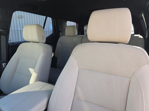 Used 2023 Chevrolet Traverse LS FWD image 22