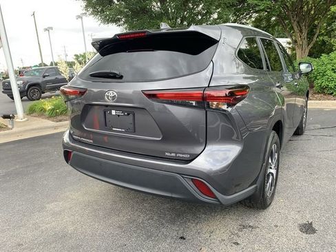 Certified 2024 Toyota Highlander XLE AWD/4WD image 8