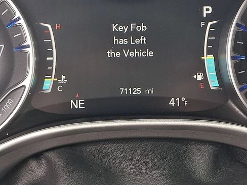 Used 2024 Chrysler Pacifica Touring-L FWD image 20