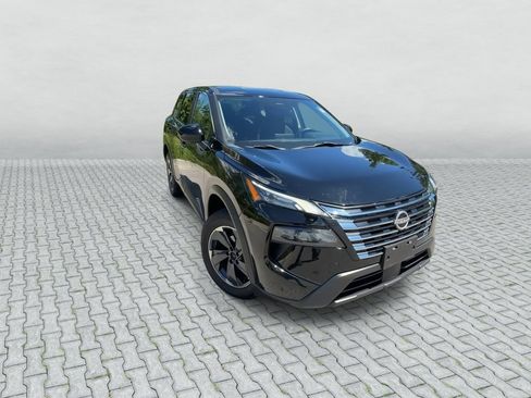 Used 2024 Nissan Rogue SV AWD/4WD image 2